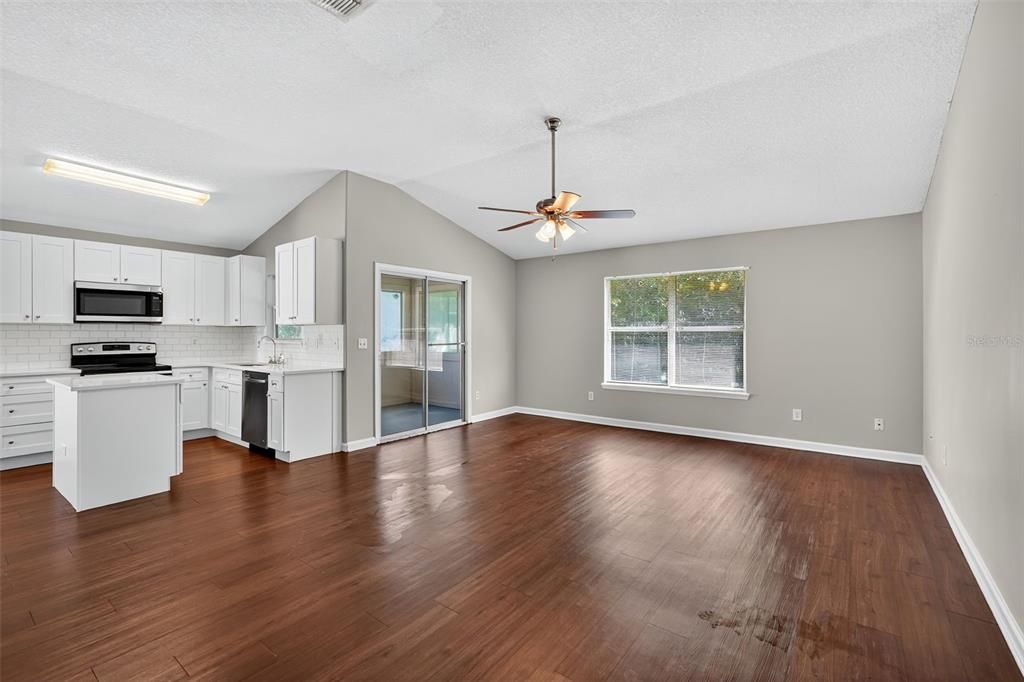 На продажу: $304,900 (4 спален, 2 ванн, 1874 Квадратных фут)