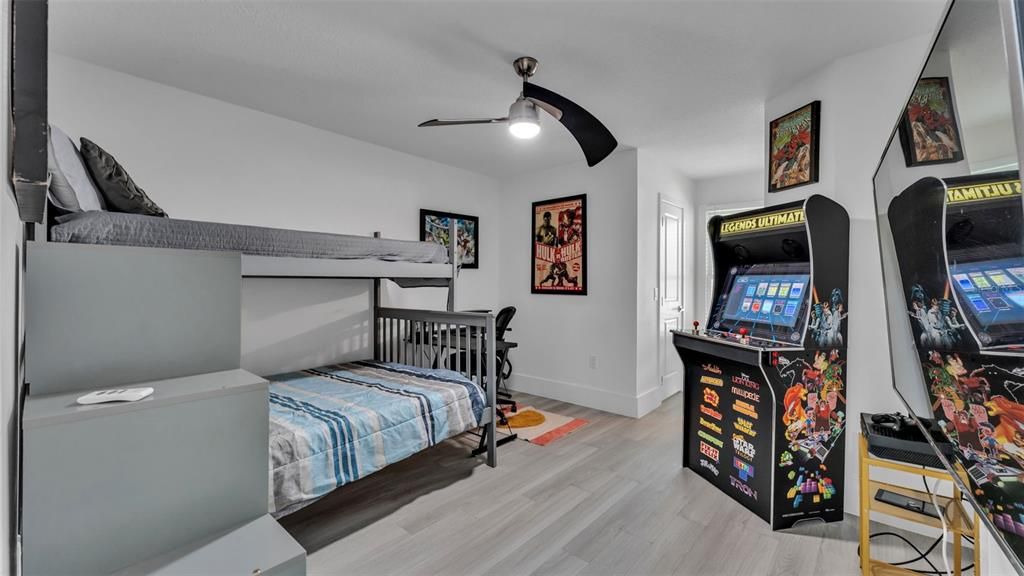 На продажу: $1,099,900 (6 спален, 5 ванн, 4621 Квадратных фут)