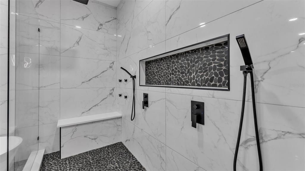 На продажу: $1,099,900 (6 спален, 5 ванн, 4621 Квадратных фут)