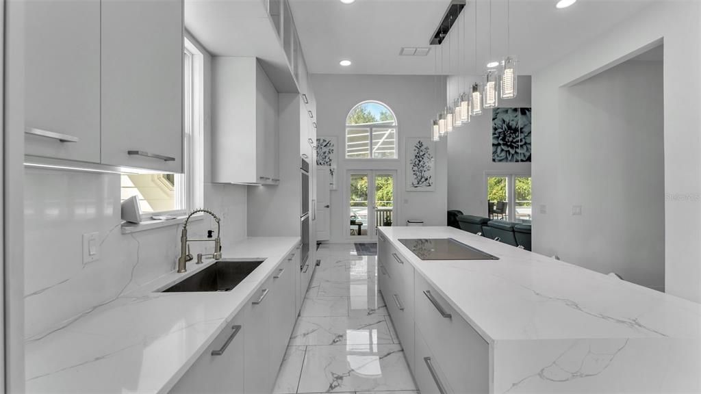 На продажу: $1,099,900 (6 спален, 5 ванн, 4621 Квадратных фут)