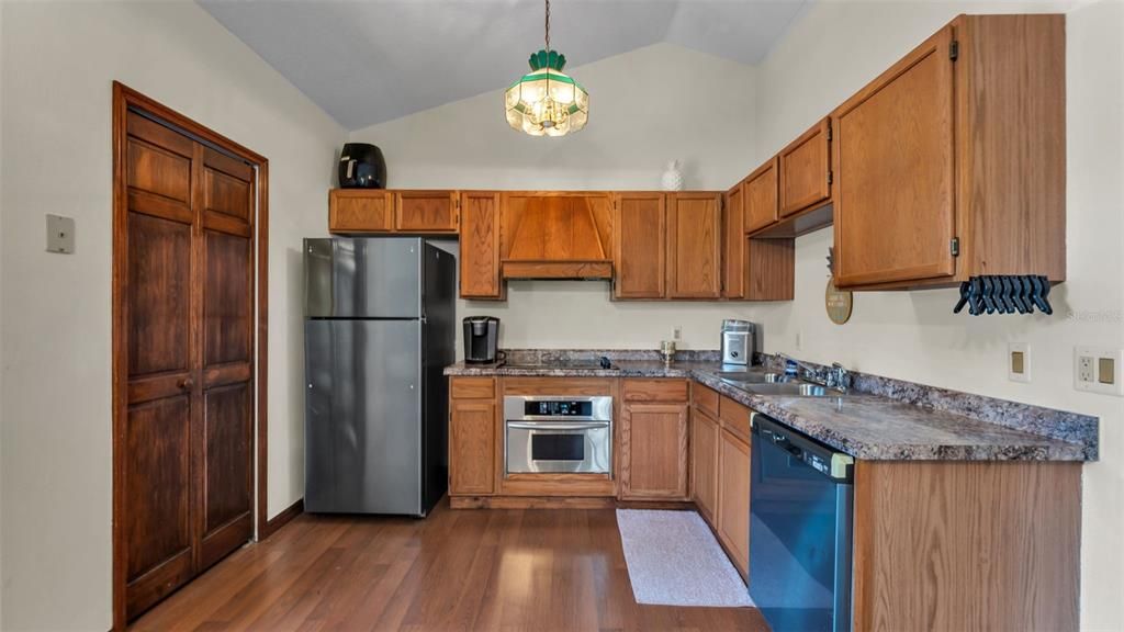 На продажу: $1,099,900 (6 спален, 5 ванн, 4621 Квадратных фут)