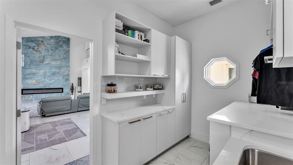 На продажу: $1,099,900 (6 спален, 5 ванн, 4621 Квадратных фут)