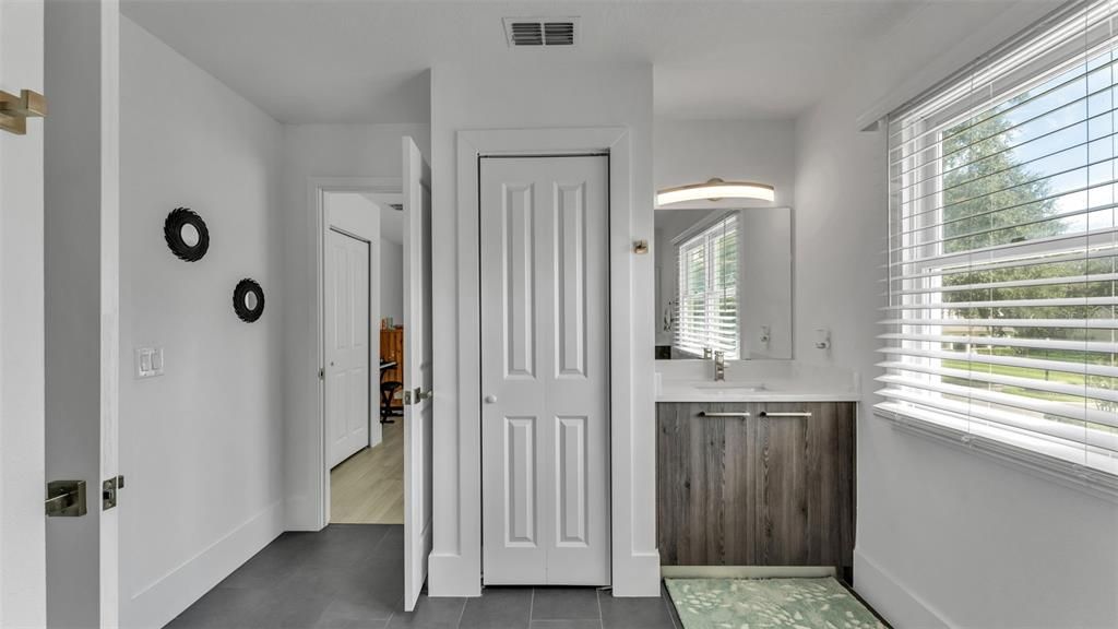 На продажу: $1,099,900 (6 спален, 5 ванн, 4621 Квадратных фут)