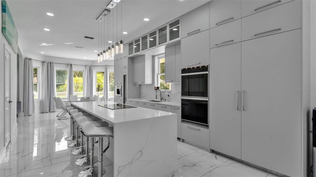 На продажу: $1,099,900 (6 спален, 5 ванн, 4621 Квадратных фут)