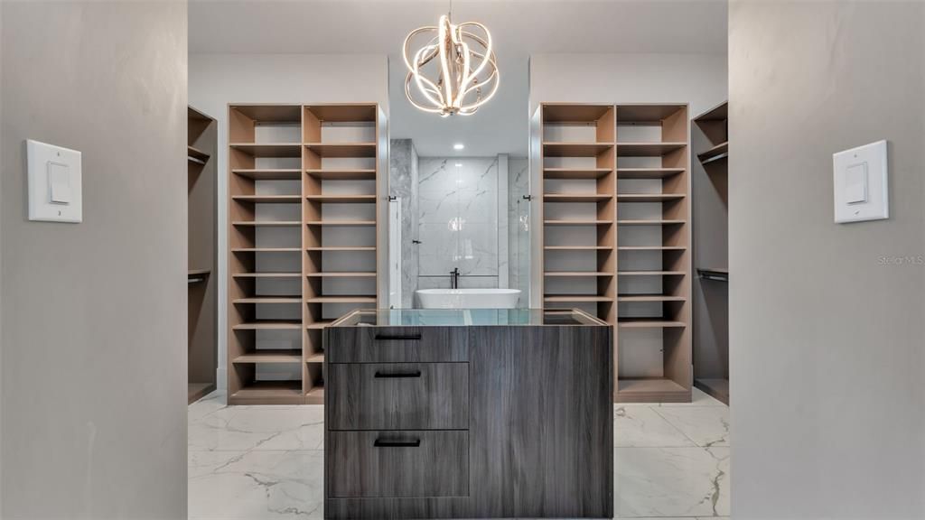 На продажу: $1,099,900 (6 спален, 5 ванн, 4621 Квадратных фут)