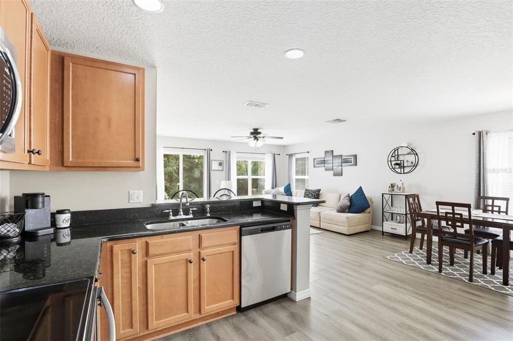 Под контрактом: $258,000 (3 спален, 2 ванн, 1496 Квадратных фут)