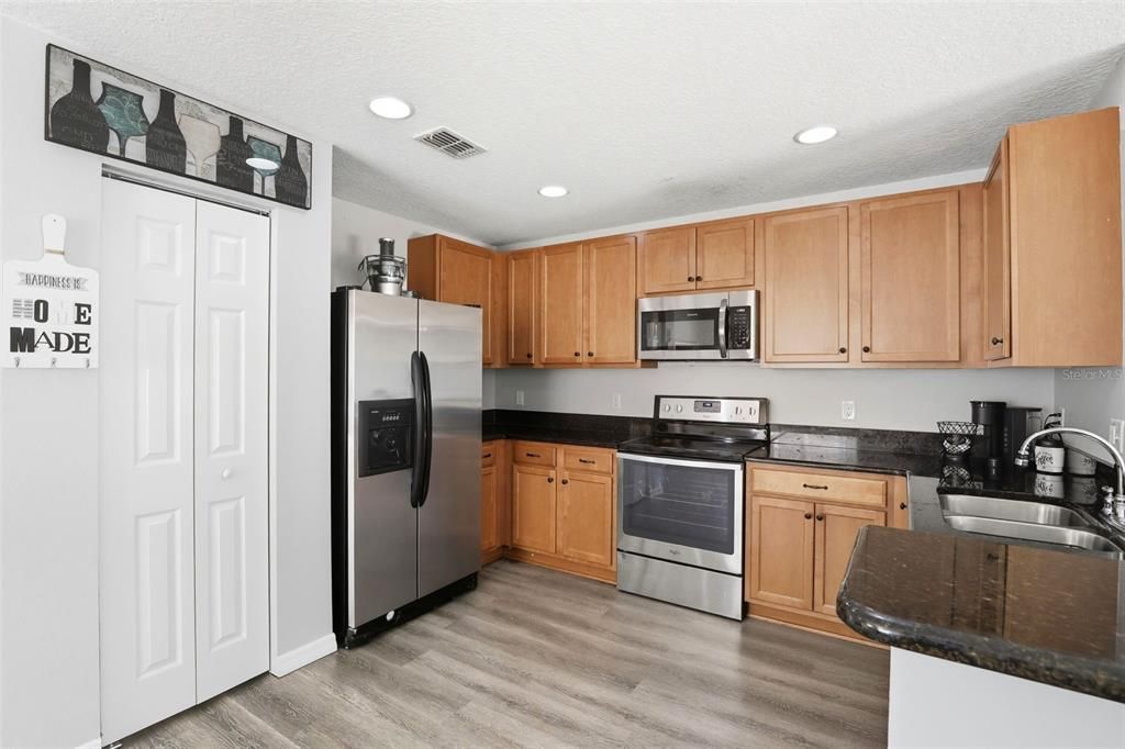 Под контрактом: $258,000 (3 спален, 2 ванн, 1496 Квадратных фут)