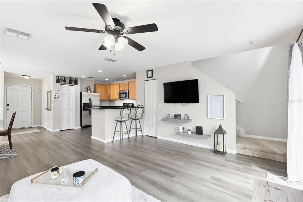 Под контрактом: $258,000 (3 спален, 2 ванн, 1496 Квадратных фут)