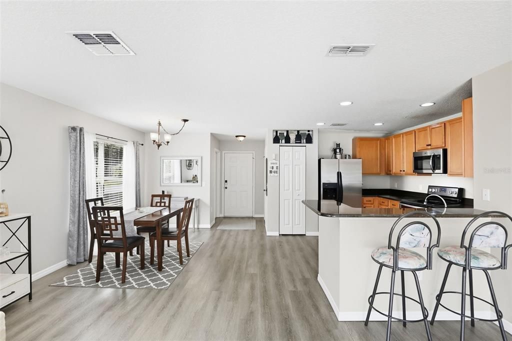 Под контрактом: $258,000 (3 спален, 2 ванн, 1496 Квадратных фут)