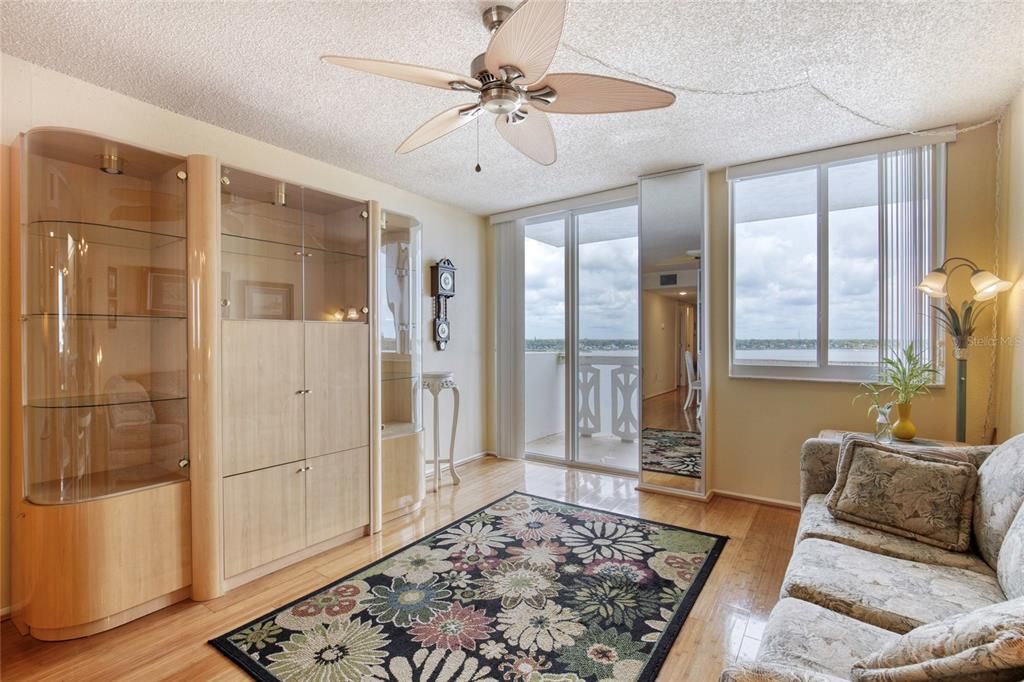 For Sale: $139,900 (1 beds, 1 baths, 822 Square Feet)