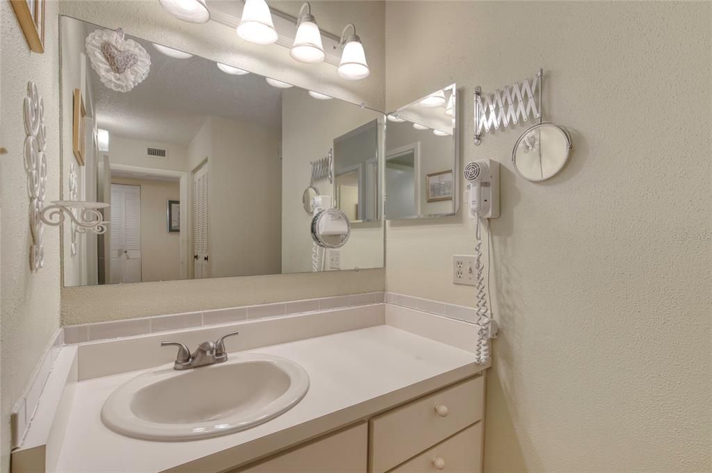 For Sale: $139,900 (1 beds, 1 baths, 822 Square Feet)