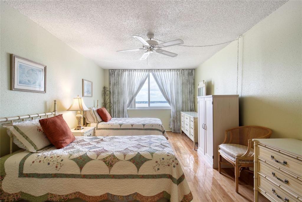 For Sale: $139,900 (1 beds, 1 baths, 822 Square Feet)