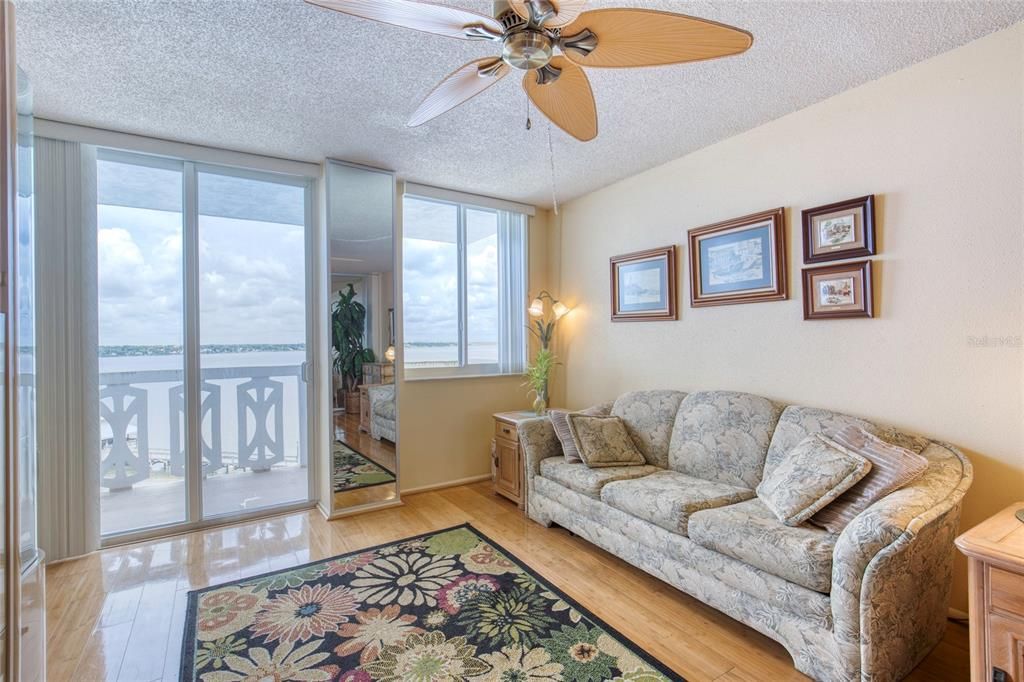 For Sale: $139,900 (1 beds, 1 baths, 822 Square Feet)