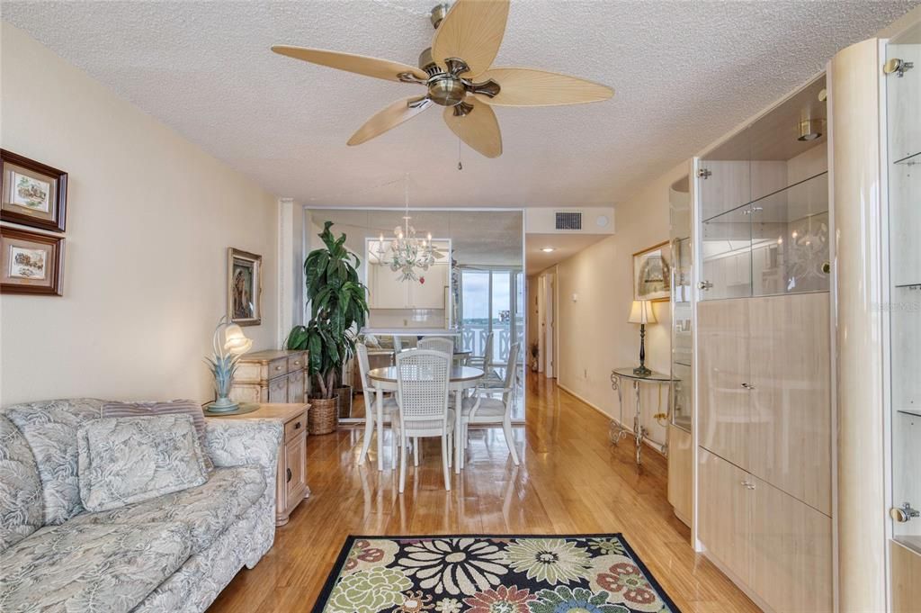 For Sale: $139,900 (1 beds, 1 baths, 822 Square Feet)