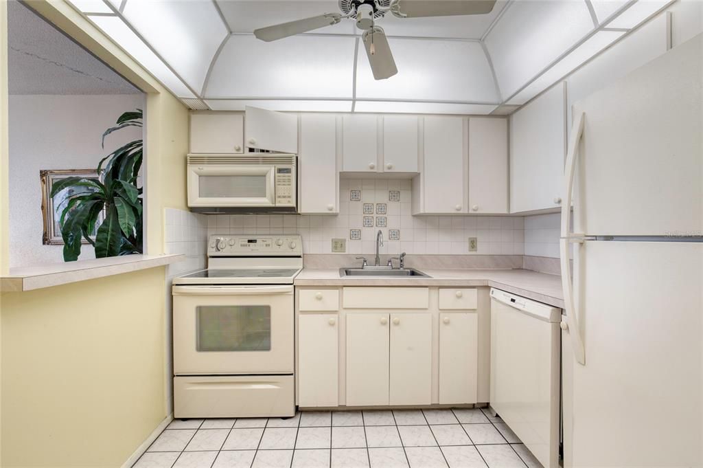 For Sale: $139,900 (1 beds, 1 baths, 822 Square Feet)