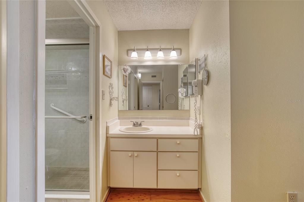 For Sale: $139,900 (1 beds, 1 baths, 822 Square Feet)