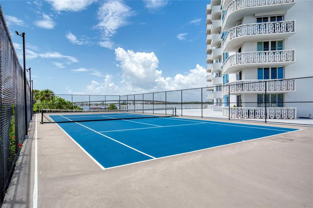 For Sale: $139,900 (1 beds, 1 baths, 822 Square Feet)