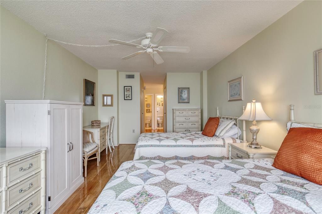 For Sale: $139,900 (1 beds, 1 baths, 822 Square Feet)