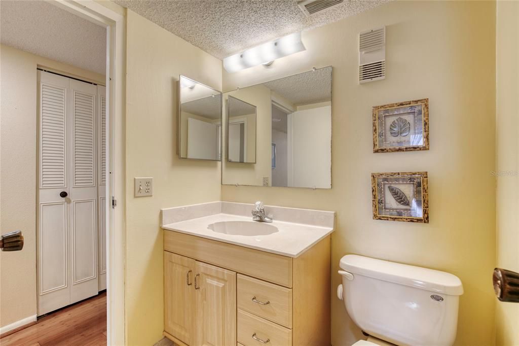 For Sale: $139,900 (1 beds, 1 baths, 822 Square Feet)