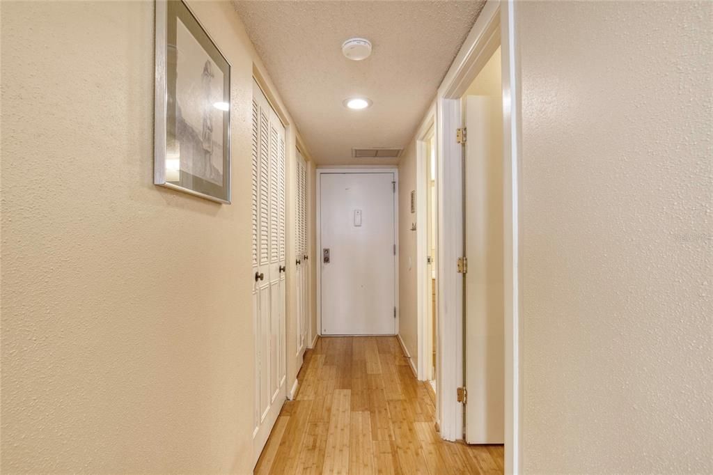 For Sale: $139,900 (1 beds, 1 baths, 822 Square Feet)