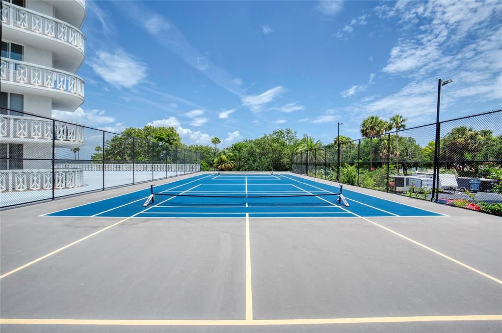 For Sale: $139,900 (1 beds, 1 baths, 822 Square Feet)