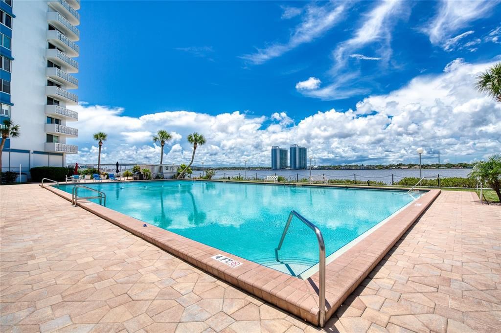 For Sale: $139,900 (1 beds, 1 baths, 822 Square Feet)