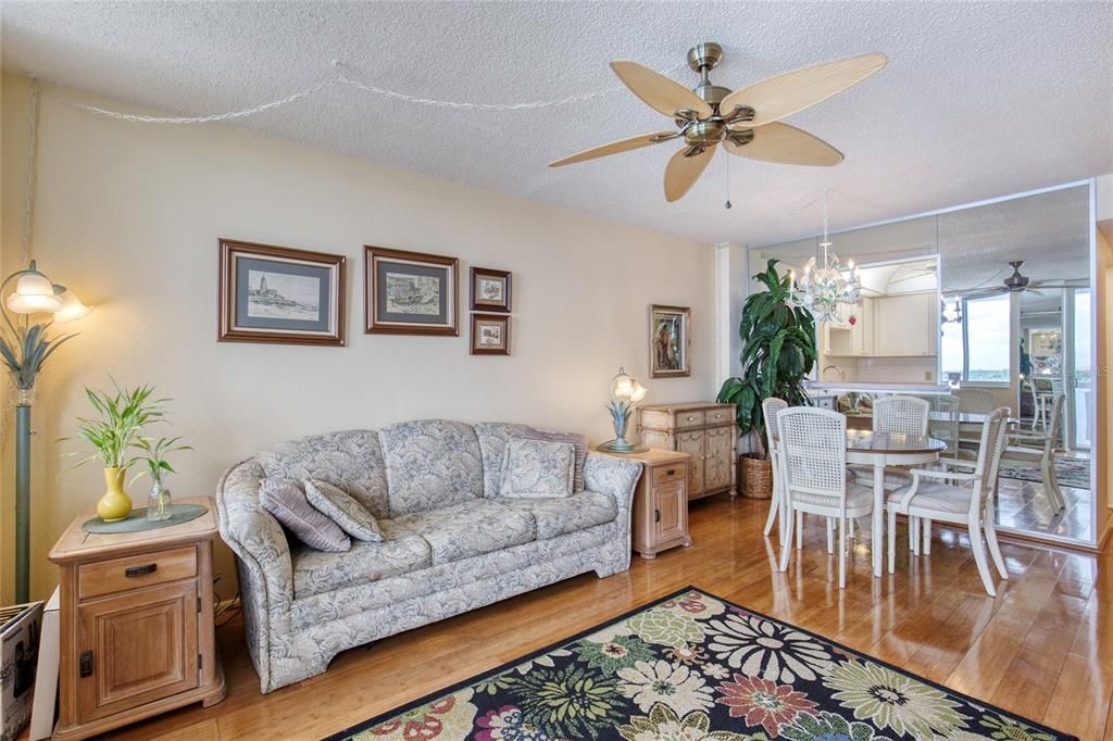 For Sale: $139,900 (1 beds, 1 baths, 822 Square Feet)