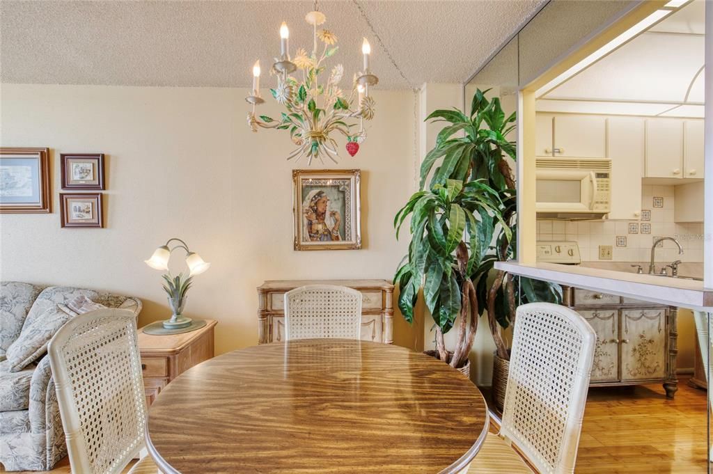 For Sale: $139,900 (1 beds, 1 baths, 822 Square Feet)