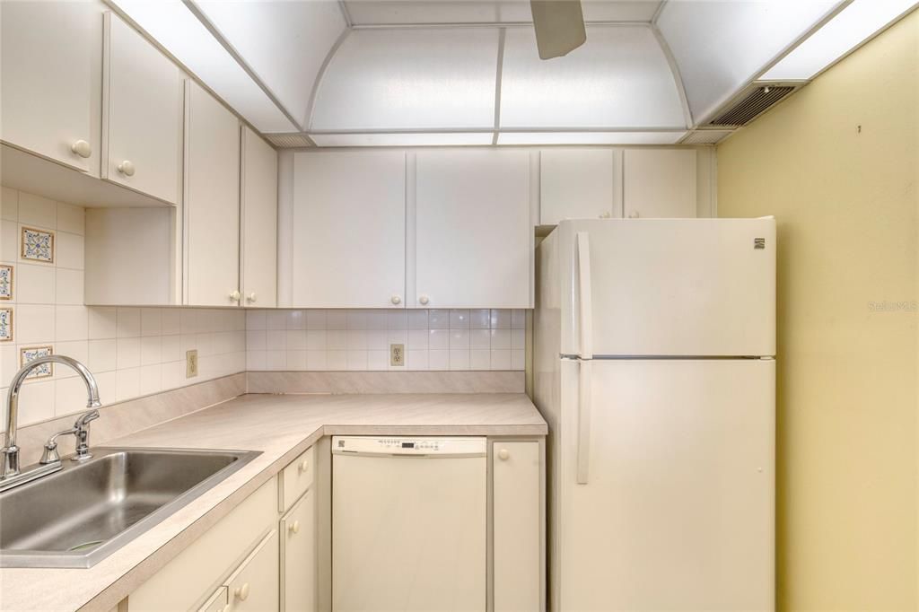 For Sale: $139,900 (1 beds, 1 baths, 822 Square Feet)