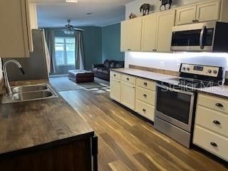 合同活跃: $264,000 (2 贝兹, 2 浴室, 1008 平方英尺)