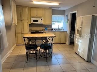 合同活跃: $264,000 (2 贝兹, 2 浴室, 1008 平方英尺)