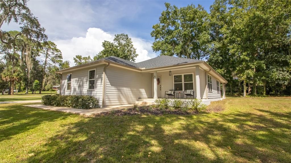 For Sale: $349,000 (3 beds, 2 baths, 1371 Square Feet)