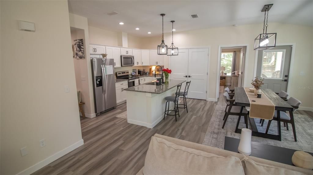 For Sale: $349,000 (3 beds, 2 baths, 1371 Square Feet)