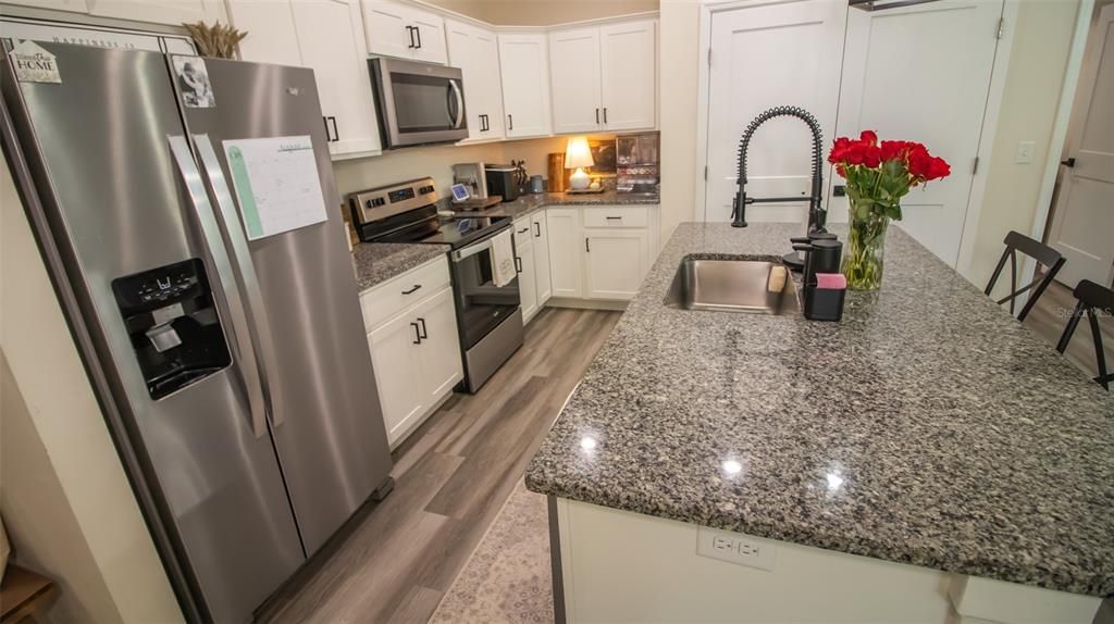 For Sale: $349,000 (3 beds, 2 baths, 1371 Square Feet)