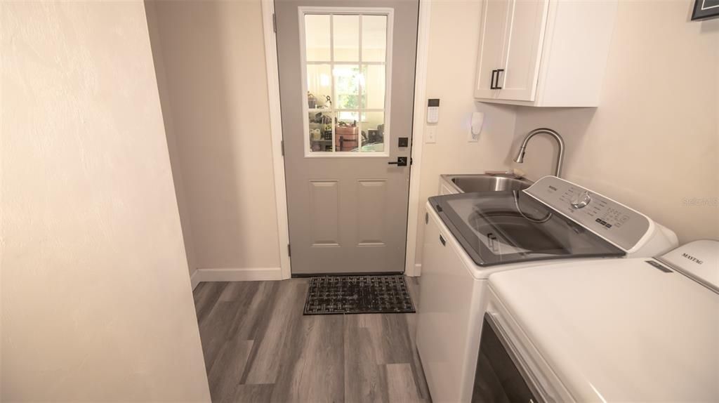 For Sale: $349,000 (3 beds, 2 baths, 1371 Square Feet)