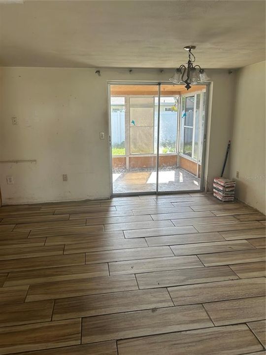 合同活跃: $135,000 (2 贝兹, 2 浴室, 1046 平方英尺)