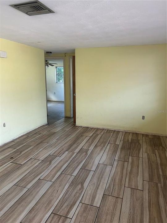 合同活跃: $135,000 (2 贝兹, 2 浴室, 1046 平方英尺)