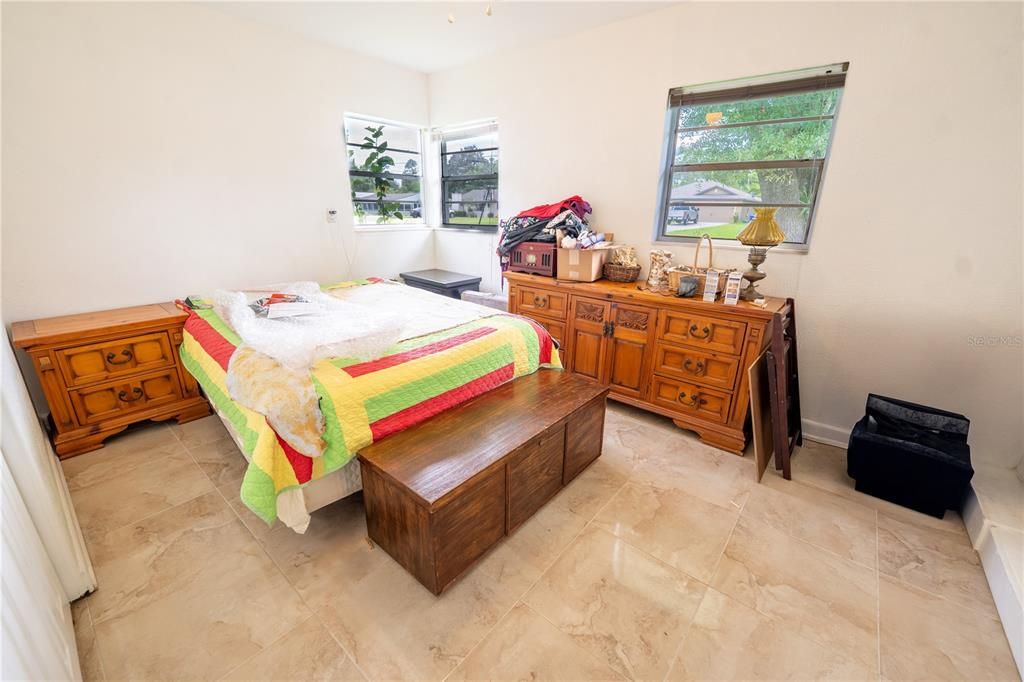 Activo con contrato: $294,999 (4 camas, 2 baños, 1700 Pies cuadrados)