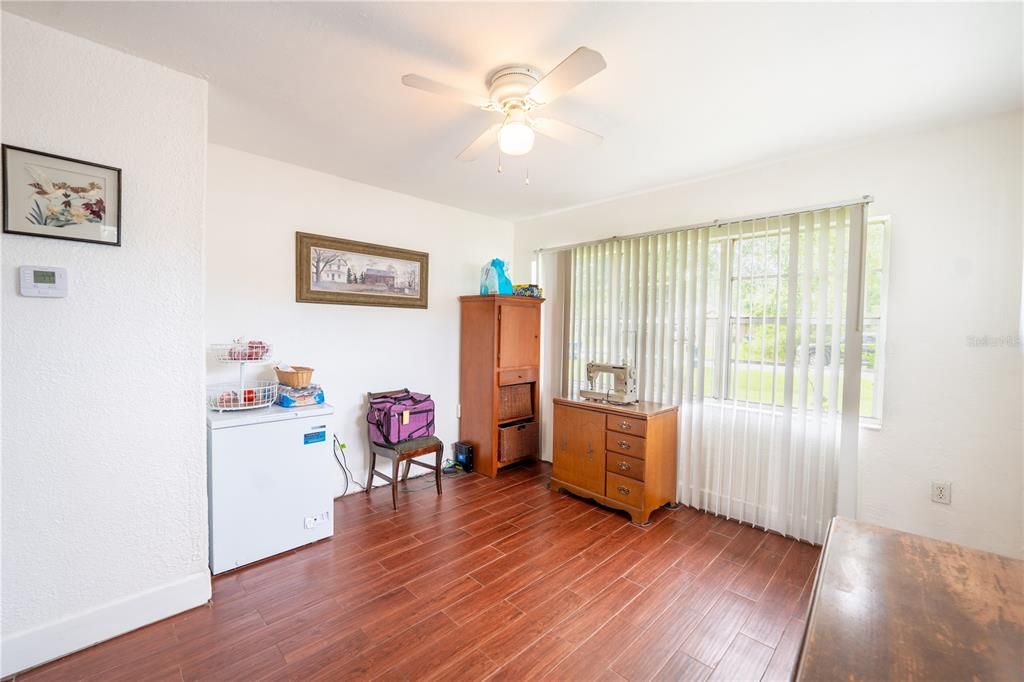 Activo con contrato: $294,999 (4 camas, 2 baños, 1700 Pies cuadrados)