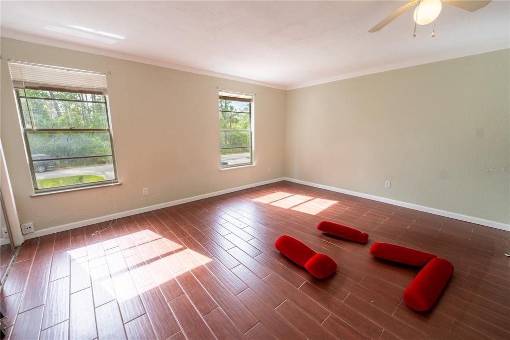 Activo con contrato: $294,999 (4 camas, 2 baños, 1700 Pies cuadrados)