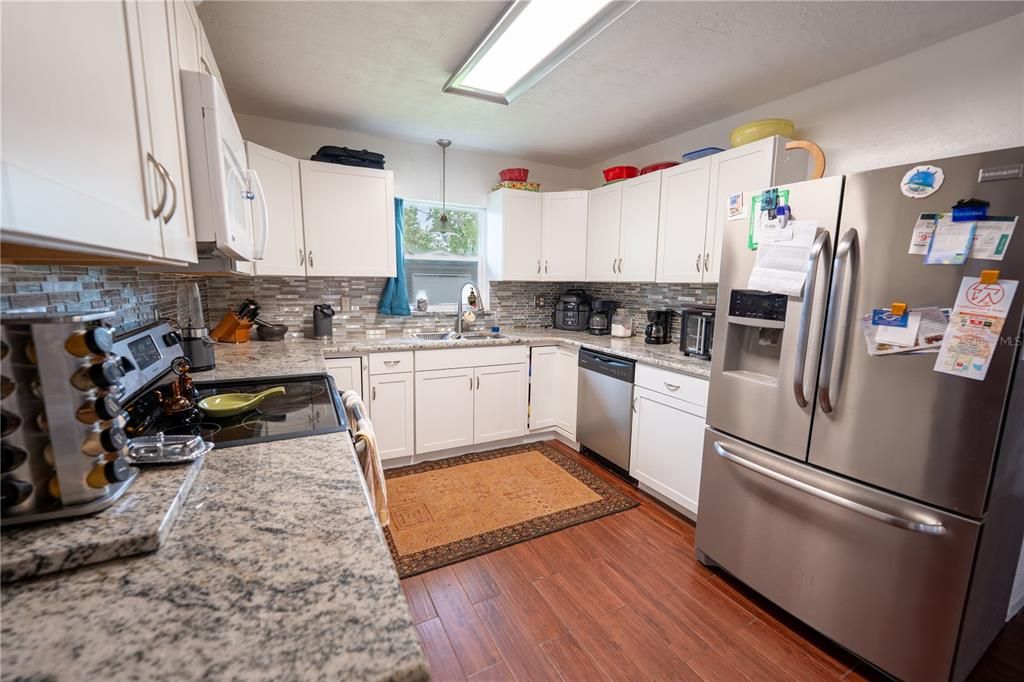 Activo con contrato: $294,999 (4 camas, 2 baños, 1700 Pies cuadrados)