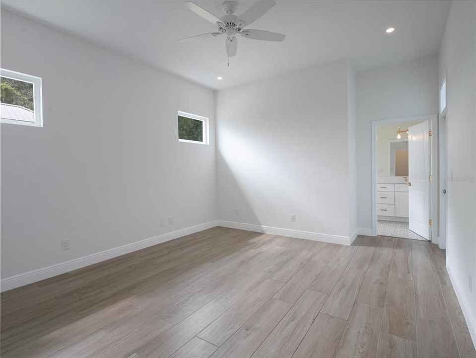 合同活跃: $424,000 (3 贝兹, 2 浴室, 1557 平方英尺)