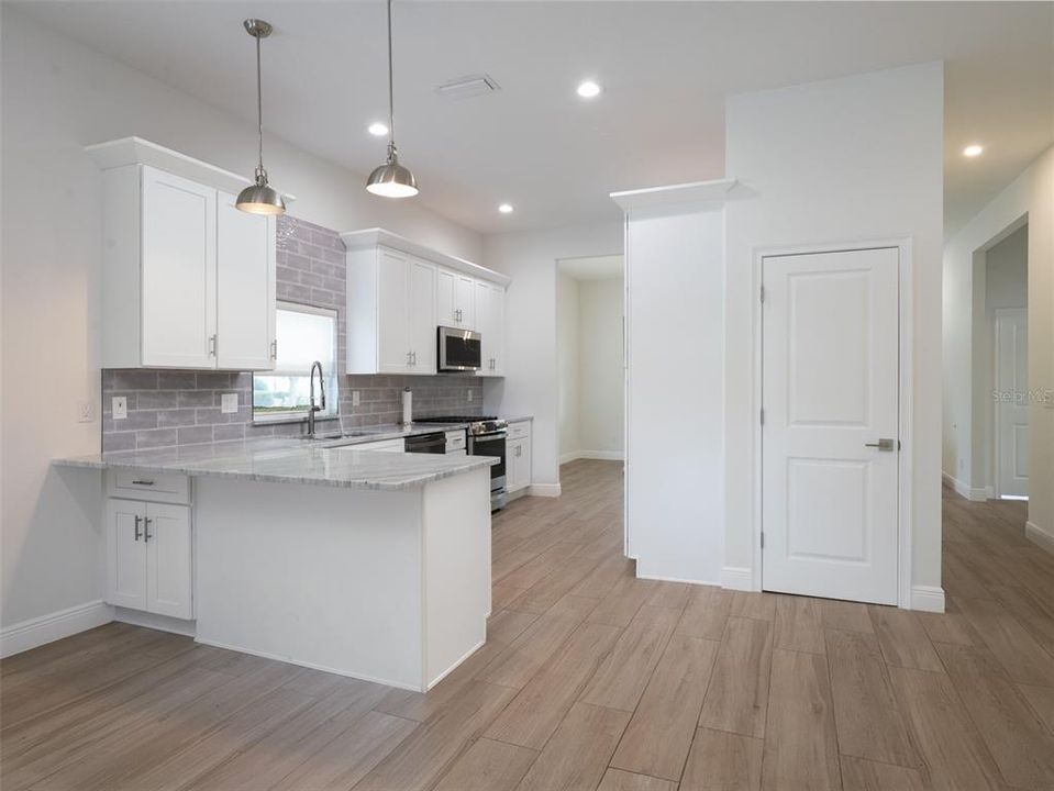 合同活跃: $424,000 (3 贝兹, 2 浴室, 1557 平方英尺)