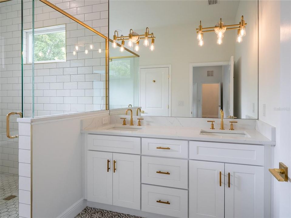 合同活跃: $424,000 (3 贝兹, 2 浴室, 1557 平方英尺)