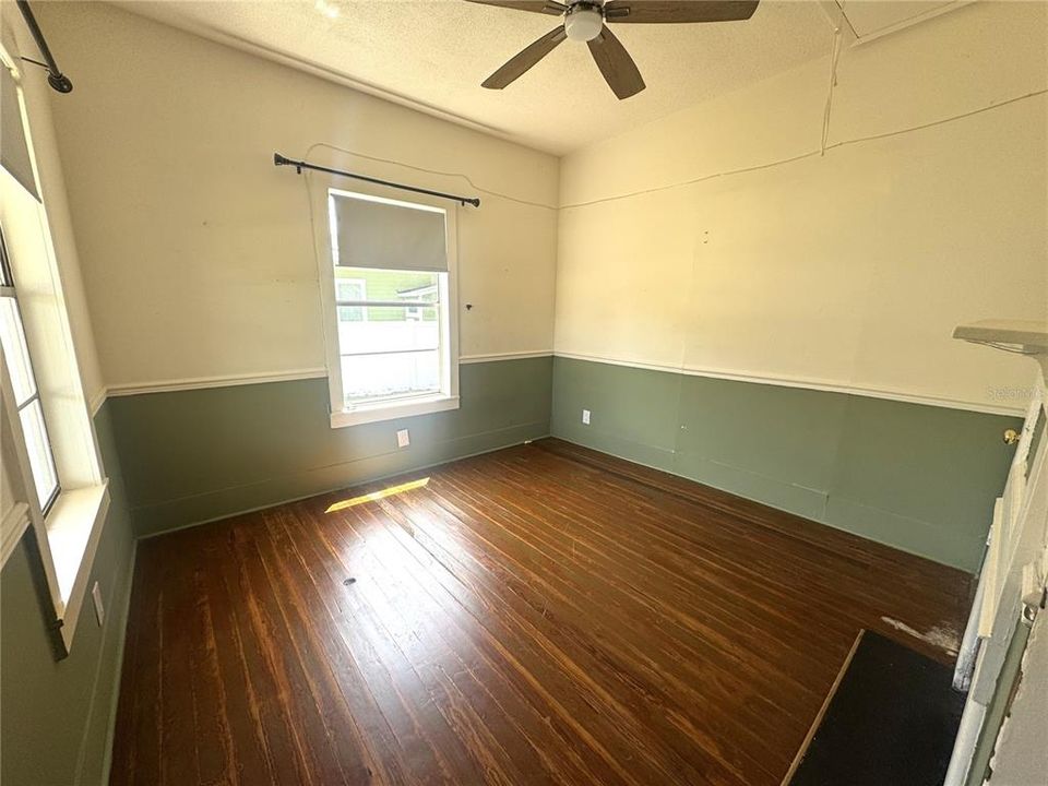 待售: $240,000 (2 贝兹, 1 浴室, 942 平方英尺)