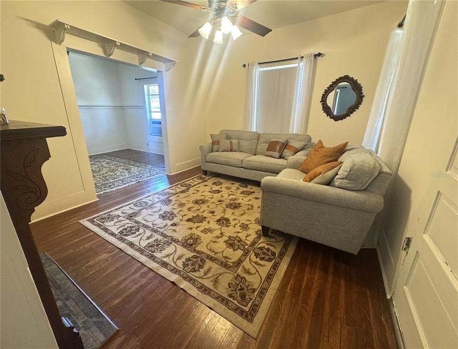 待售: $240,000 (2 贝兹, 1 浴室, 942 平方英尺)