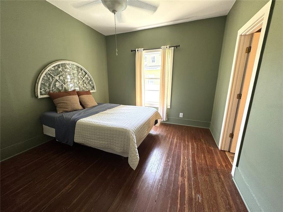 待售: $240,000 (2 贝兹, 1 浴室, 942 平方英尺)