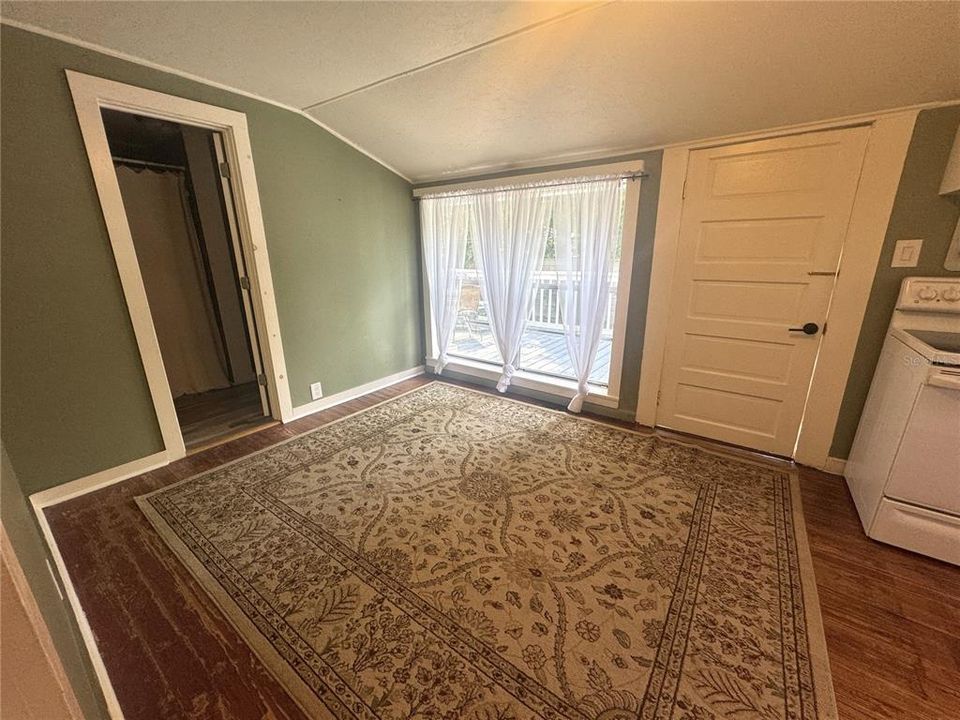 待售: $240,000 (2 贝兹, 1 浴室, 942 平方英尺)