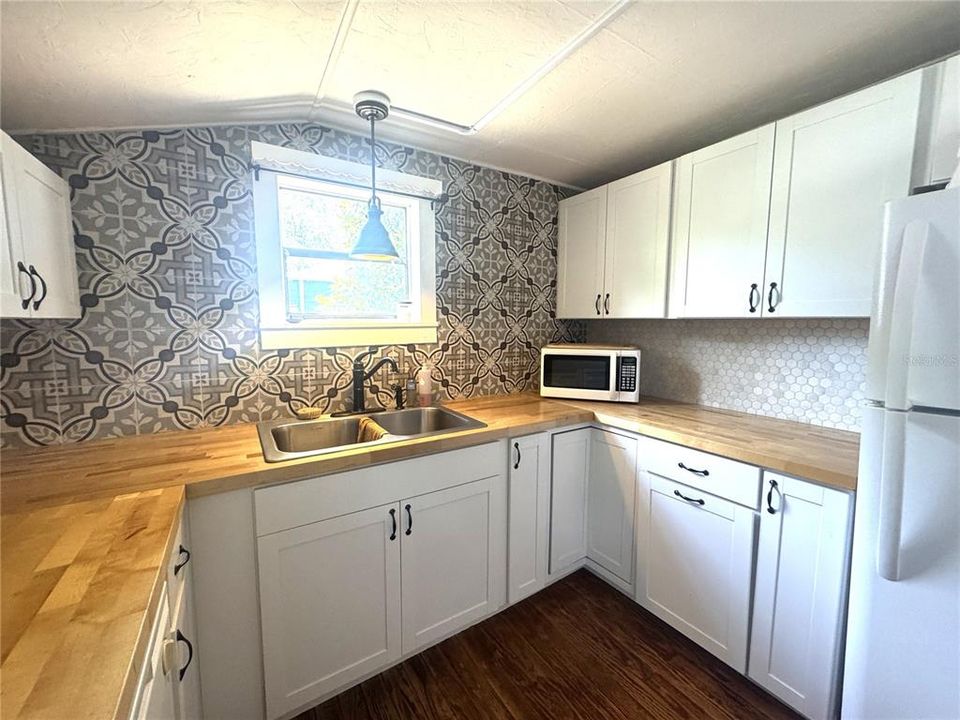 待售: $240,000 (2 贝兹, 1 浴室, 942 平方英尺)