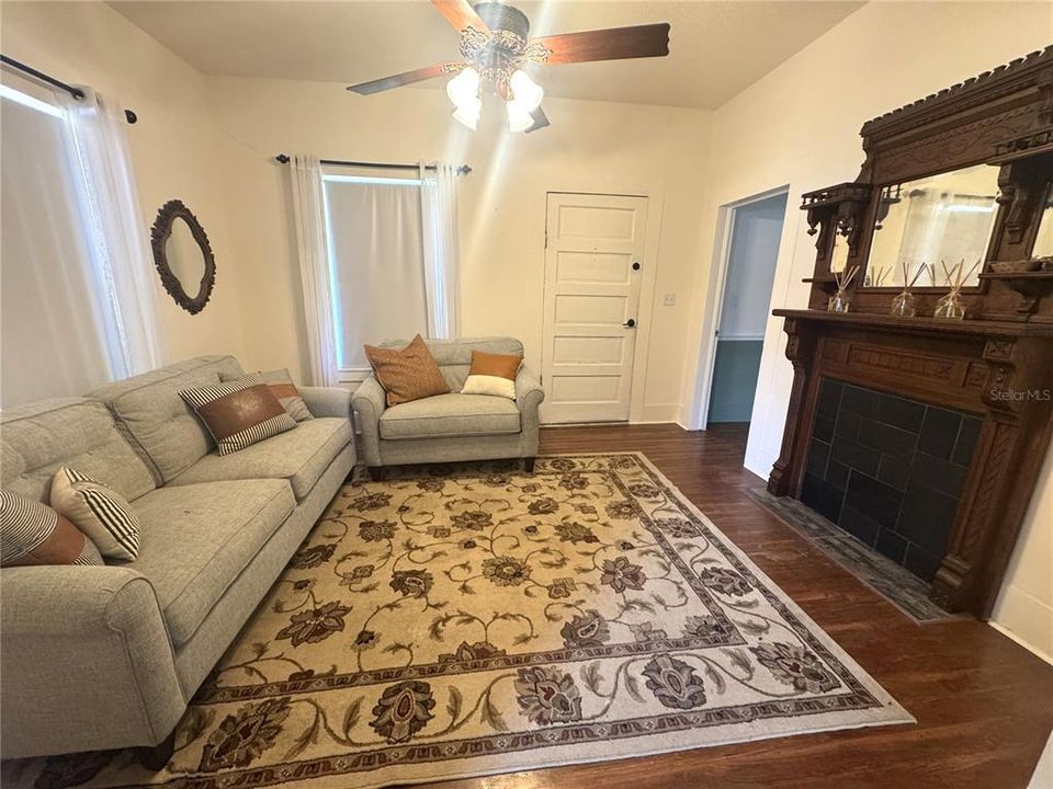 待售: $240,000 (2 贝兹, 1 浴室, 942 平方英尺)